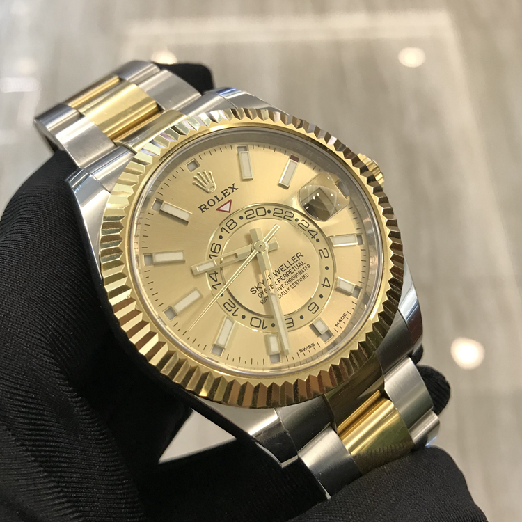 ROLEX  劳力士 SKY-DWELLER系列，m326933-0001。42毫米表径，18黄金三角坑纹双向旋转外圈，香槟色面盘，中央时、分及秒针；偏心24小时盘；第二时区显示；3点钟位置瞬时变更年历及易调日历设定；表盘周边设有12个月份显示窗；秒针暂停功能以准确调校时间，自产9001自动上弦机械机芯，动力储备72小时，专柜定价：129900元。 全套附件齐全。