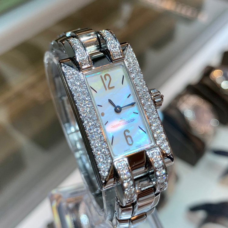 Jaeger-LeCoultre 积家，30*17毫米表径，精钢原钻表壳，贝母面盘，手动上弦机械机芯。 单表无附件。