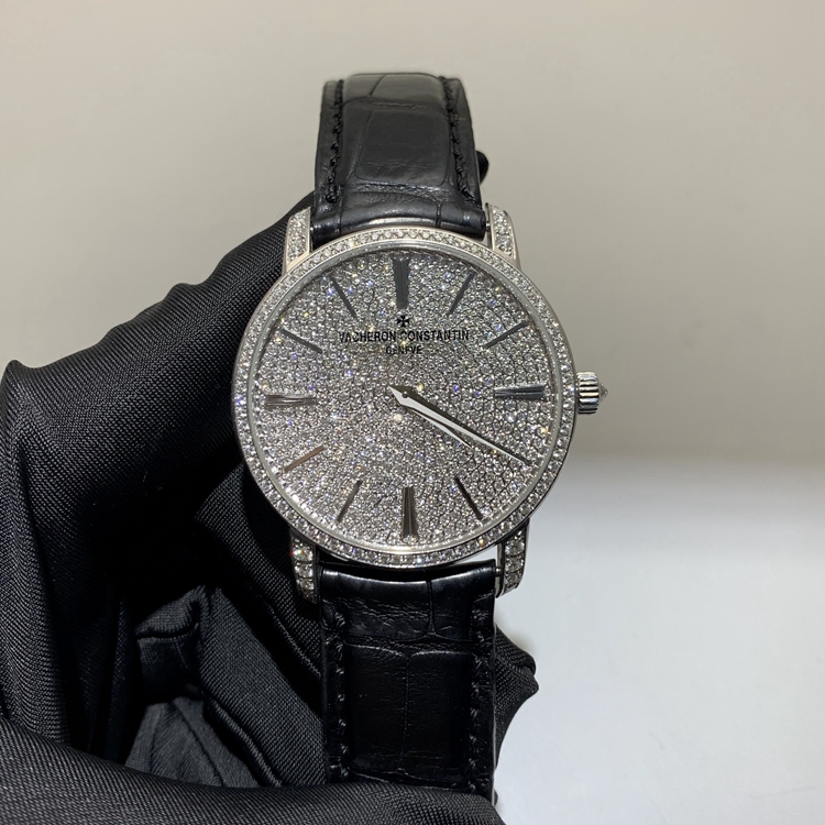 Vacheron Constantin 江诗丹顿 传承系列，82673/000G-9821。38毫米表径，18K白金原钻表壳，满天钻面盘，4400手动上弦机械机芯，动力储备65小时。专柜定价：476000元。 全套附件齐全。