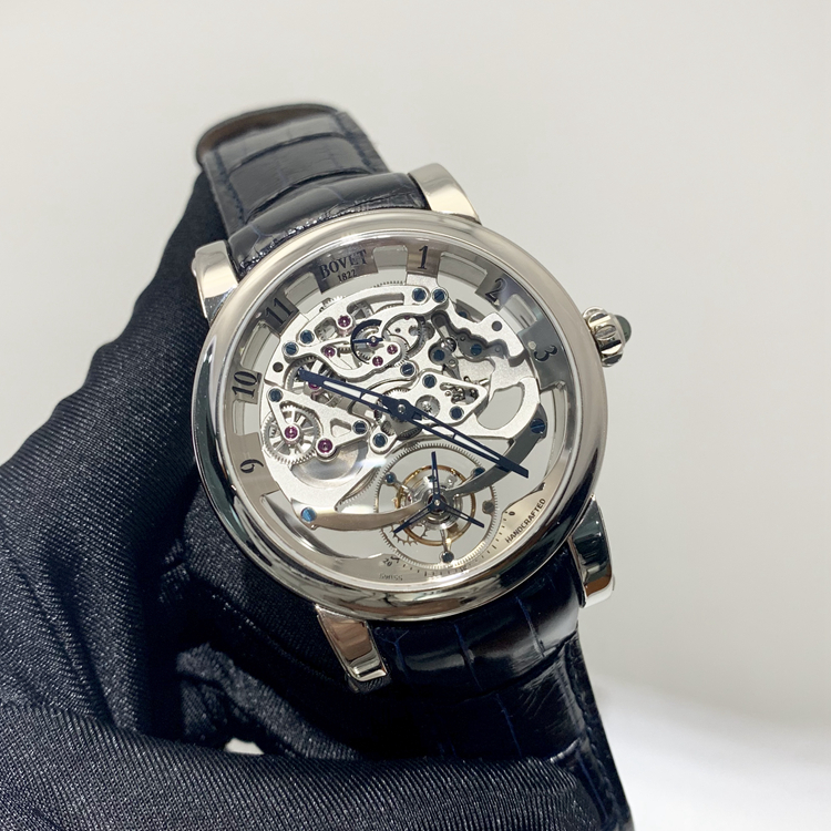Bovet 播威。45毫米表径，18K白金表壳，镂空面盘，陀飞轮装置，手动上弦机械机芯。专柜定价1280000元。 单表无附件。