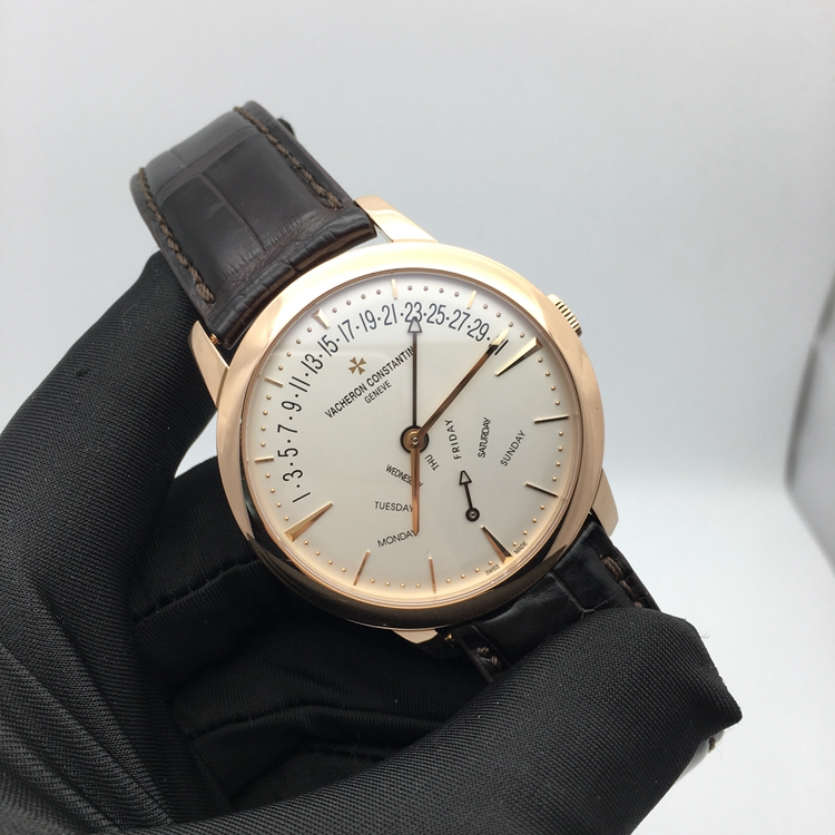 Vacheron Constantin 江诗丹顿 传承系列，86020/000R-9239。42.5毫米表径，18K玫瑰金表壳，银白色面盘，指针式日期、星期显示，Cal.2460R31 R7自动上弦机械机芯，动力储备40小时。专柜定价：339000元。 单表附保卡。