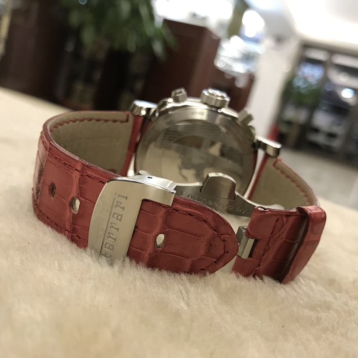 Panerai 沛纳海 FER 00013。45毫米表径，精钢表壳，法拉利红色面盘，12点位置法拉利立马标志，阿拉伯刻度，自动上弦机械机芯，动力储备46小时。限量800只，专柜定价：72400元。 全套附件齐全。