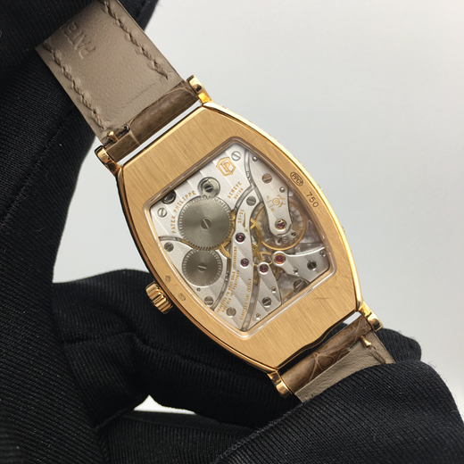 PATEK PHILIPPE 百达翡丽GONDOLO系列 7099R-001 18k玫瑰金腕表。29.6x38.9毫米表径，表壳18k玫瑰金镶钻，表壳镶嵌480颗钻石3.31克拉，?手工雕饰纹金质表盘，镶钻 367 颗（~0.56 克拉），搭配凸圆形金质时标表盘，?表扣18k玫瑰金镶钻-镶有26颗钻石（0.15克拉）?。  单表无附件。