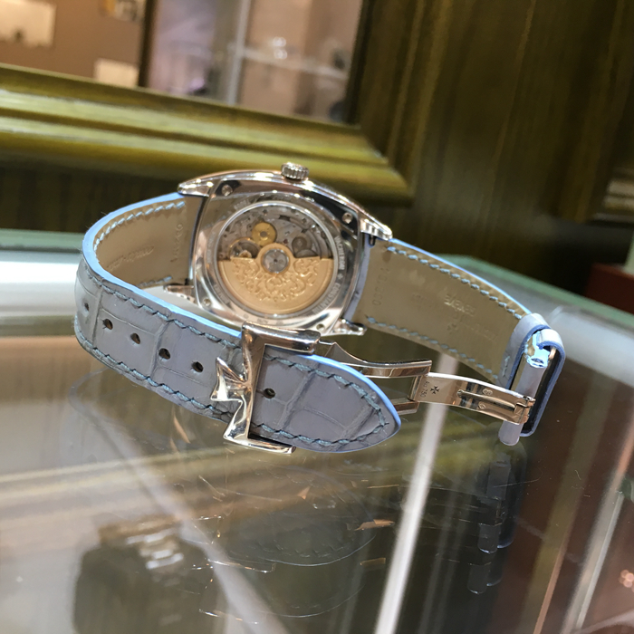 Vacheron Constantin 江诗丹顿 和韵系列，7805S/000G-B052。37x46.6毫米表径，18K白金表壳，镶嵌88颗精美钻石，总重达1.20克拉，白色面盘，双时区功能，自动上弦机械机芯，动力储备40小时。专柜定价：362000元。 单表无附件。