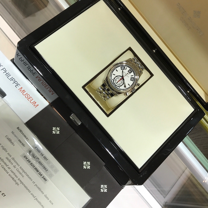 PATEK PHILIPPE 百达翡丽 复杂功能时计系列，5960/1A-001。40.5毫米表径，精钢表壳，银白色表盘，黑色金质立体时标，6点位置设有60分钟和12小时计时器，视窗式星期、日期和月份显示。蓝宝石水晶透盖，CH 28-520 IRM QA 24H自动上弦机械机芯，动力储备55小时。专柜定价：384300元。 全套附件齐全。