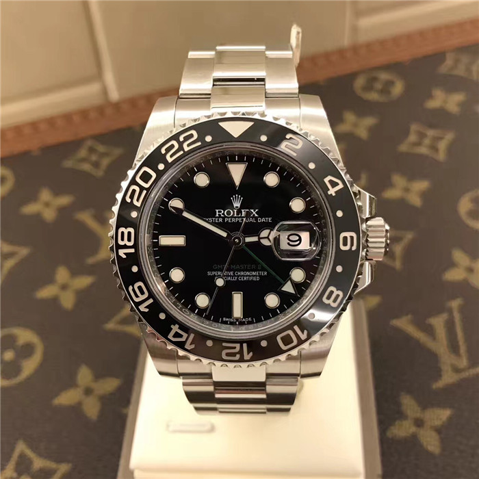 Rolex 劳力士 格林尼治型II系列，116710LN-78200。精钢材质，40毫米表径，24小时渐进刻度双向旋转外圈，配Cerachrom陶质字圈。黑色色表盘，中央时、分及秒针，24小时显示；瞬时变更独立指针显示第二时区时间（GMT）；瞬跳日历；秒针暂停功能以准确调校时间。蚝式三排链节表带，蚝式保险摺扣配5毫米易调链节伸展系统。旋入式底盖，自产 3186型自动上链机械机芯，动力储备48小时。专柜定价：64900元。