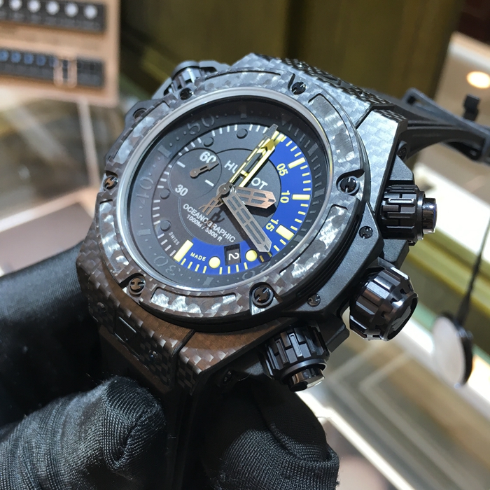 Hublot 宇舶 王者至尊系列，732.QX.1140.RX。48毫米表径，碳纤维表壳，黑色面盘，5点位置日期显示，9点位置小秒针，计时功能自动上弦机械机芯。专柜定价200300元。 未使用品全套附件齐全。