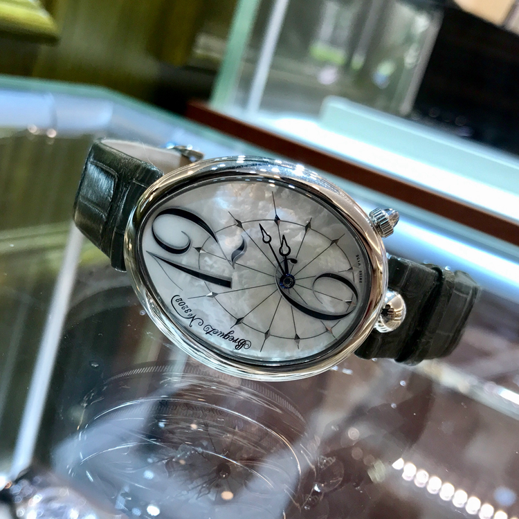 Breguet 宝玑 Reine de Naples 那不勒斯皇后系列，8967ST/58/986。精钢表壳，白色天然贝母面盘，带宝玑阿拉伯数字时符，Cal.591C自动上弦机械机芯，动力储备38小时。专柜定价：119200元。 单表无附件。