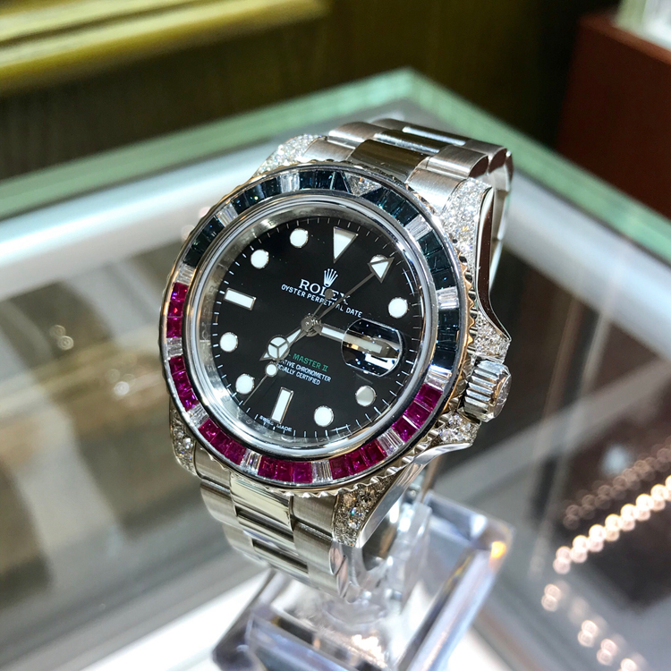 Rolex 劳力士 格林尼治型II系列，116759 SAru-78209。40毫米表径，18K白金原钻表壳，黑色表盘，中央时、分及秒针，24小时显示，3点位置为瞬跳日历，蚝式三排链节表带，自动上弦机械机芯。专柜定价：615200港币。 单表无附件。