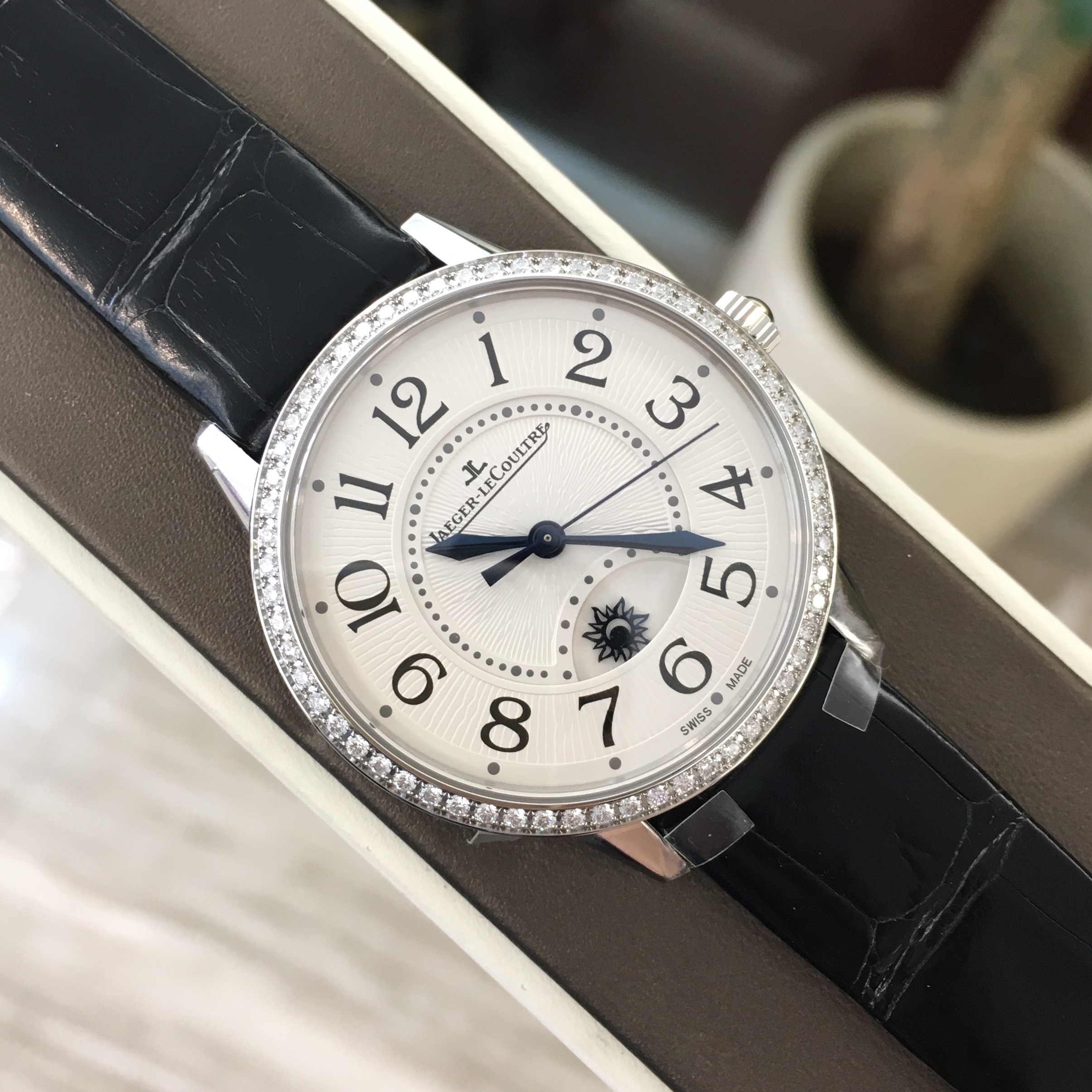 Jaeger-LeCoultre 积家 约会系列 Q3448421。34毫米表径，精钢原镶钻表壳，白色面盘，自动上弦机械机械。专柜定价：106000元。 全套附件齐全。
