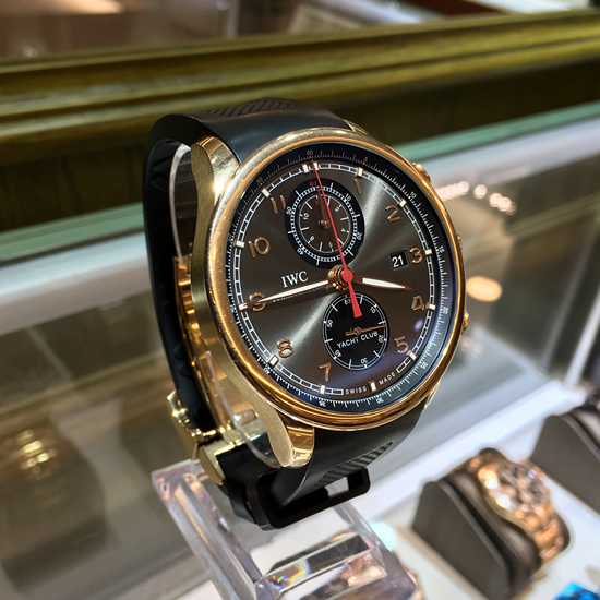 IWC 万国 葡萄牙系列，IW390202。45.4毫米表径，18K玫瑰金表壳，黑色面盘，3点位置日期显示，Cal.89361自动上弦机械机芯，动力储备68小时。专柜定价：197000元。 单表无附件。