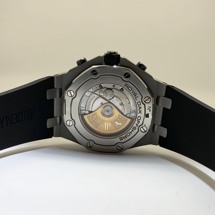 Audermars Piguet 爱彼 皇家橡树离岸型系列，26470ST.OO.A801CR.01。42毫米 表径，精钢表壳，象牙白表盘镌刻“Méga Tapisserie”超大格纹装饰，搭配棕色计时器、棕色荧光阿拉伯数字、白金荧光皇家橡树指针及棕色内表圈，3点位置日期显示， Cal.3126/3840自动上弦机械机芯，?专柜定价：195000元。 单表无附件。