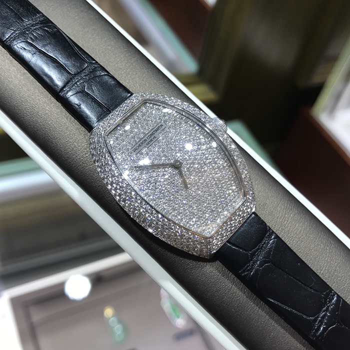 Vacheron Constantin 江诗丹顿，25541/000G-9053。27.4x37毫米表径，18K白金原镶钻满天星，精准石英机芯，专柜定价：542000元。 单表无附件。