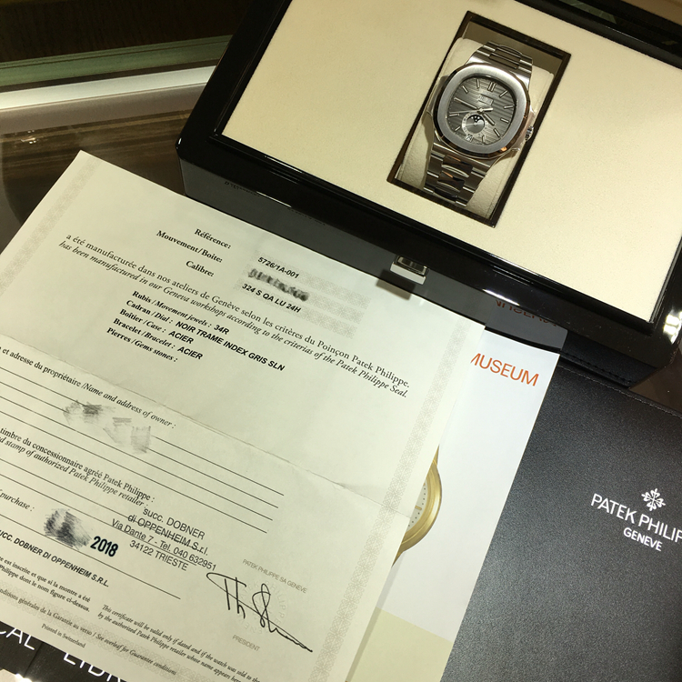 PATEK PHILIPPE 百达翡丽 NAUTILUS 运动系列，5726/1A-001。40.5毫米表径，精钢表壳，黑色渐变表盘，覆荧光涂层金质立体时标，3点位置视窗式日期显示、月相显示，12点位置星期、月份显示，不锈钢链带，配有nautilus折叠式表扣，旋入式表冠，324 S QA LU 24H/303自动上弦机械机芯，动力储备45小时。专柜定价：333100元。 未使用品全套附件齐全。