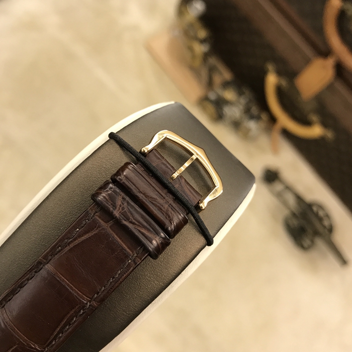 Cartier 卡地亚 Ballon Bleu 蓝气球系列，W6900456。36.6毫米表径，18K玫瑰金表壳，银白色面盘，罗马数字时标，自动上弦机械机芯。专柜定价：105000元。 单表无附件。