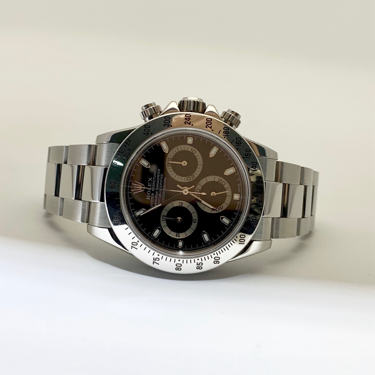 Rolex 劳力士 宇宙计型迪通拿系列，116520-78590。40毫米表径，精钢表壳，黑色表盘，中央时、分及秒针，小秒针设于6点位置，通过中央指针使定时器精准至1/8秒，30分钟和12小时计时盘分别设于3点和9点位置，秒针暂停功能以准确调校时间。计时功能，Cal.4130自动上弦机械机芯，专柜定价：92800元。 全套附件齐全。
