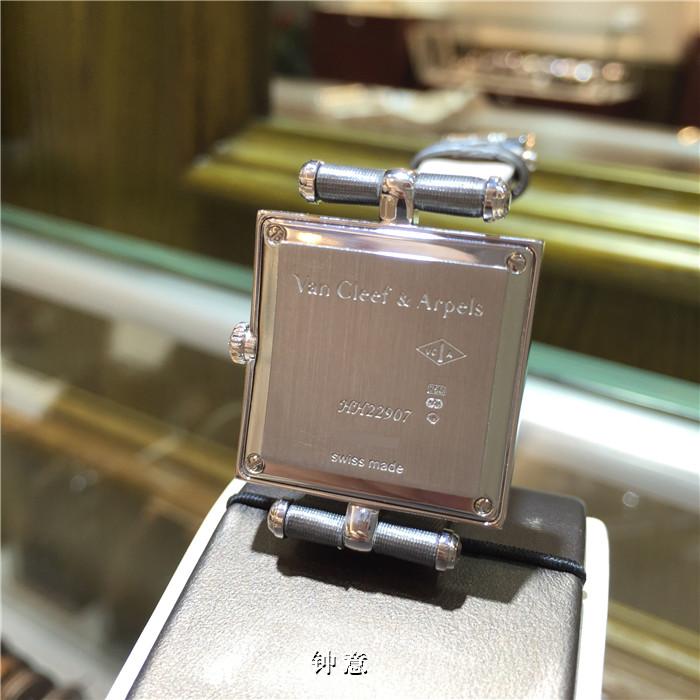 Van Cleef & Arpels 梵克雅宝，HH22907。25*25毫米表径，18K白金原镶钻圈，贝母面盘蝴蝶图案，石英机芯，白金满钻针扣，绢丝表带。 单表无附件。