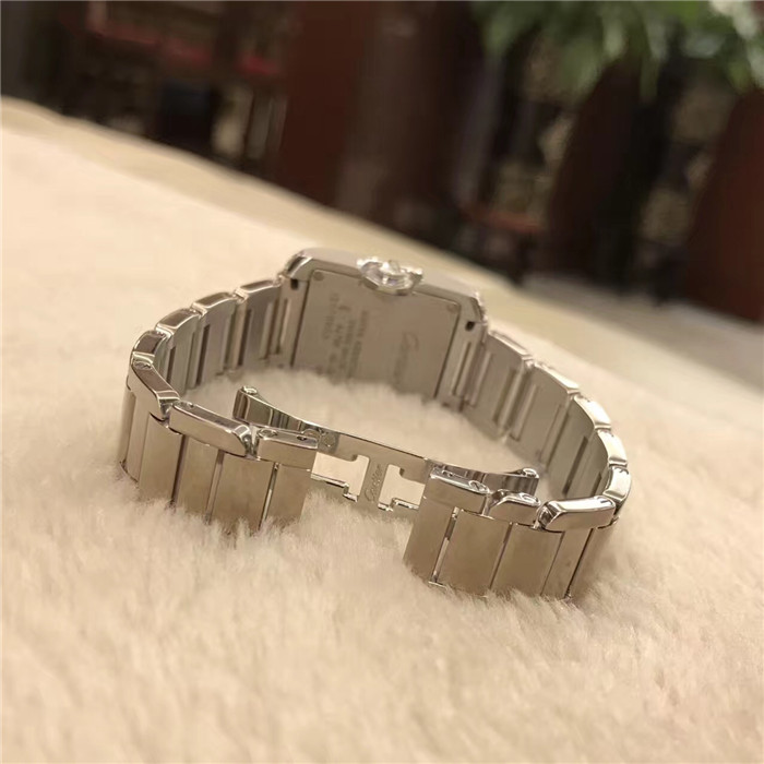 Cartier 卡地亚 Tank Anglaise 英国坦克 系列，WT100008。小号表款，30.2 x 22.7毫米表径。?18K镀铑白金表壳，镶嵌109颗明亮式切割圆钻；九角形表冠，镶嵌一颗明亮式切割圆钻，总重0.88克拉。镀银雕纹漆面表盘。剑形蓝钢指针。蓝宝石水晶镜面。18K镀铑白金表链，?精准石英机芯。专柜价格：289000元。? 单表无附件。