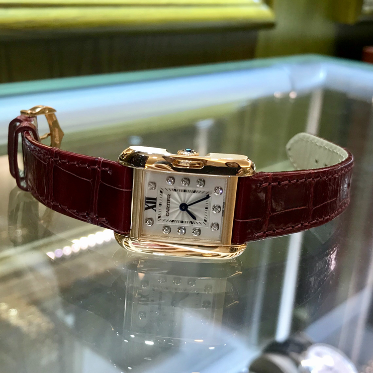 Cartier 卡地亚 Tank 坦克系列，WJTA0007。30.2 x 22.7毫米表径，18K玫瑰金表壳，镀银漆面，镶嵌11颗明亮式切割圆钻，精准石英机身，专柜定价：86500元。 单表无附件。