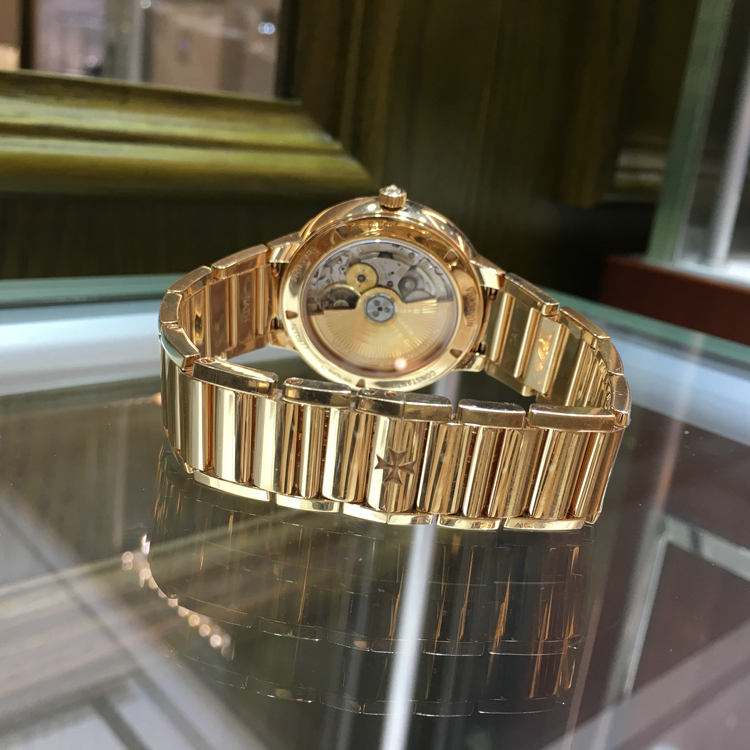 Vacheron Constantin 江诗丹顿 传承系列，85515/CA1R-9840。36毫米表径，18K玫瑰金表壳，镶嵌117颗钻石，重约0.97克拉，银白色面盘，6点位置日期显示，2450 Q6/2自动上弦机械机芯，动力储备40小时。专柜定价：444000元。 单表无附件。
