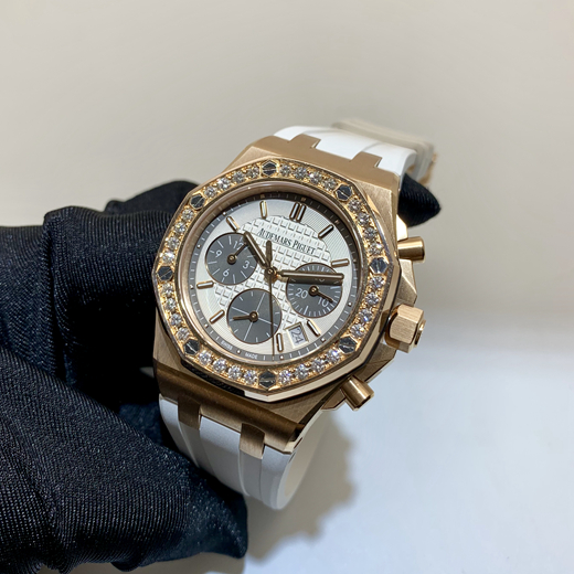 Audermars Piguet 爱彼 皇家橡树离岸型系列，26231OR.ZZ.D003CA.01。37毫米表径，18k玫瑰金?表壳，镶嵌32颗明亮形切割美钻，总重约 1.02克拉，银色表盘镌刻“Lady Tapisserie”格纹装饰，搭配灰钌色副表盘，灰钌色外表盘，玫瑰金荧光立体时标和皇家橡树指针，Cal.2385自动上弦机械机芯，动力储备40小时。专柜定价：341000元。