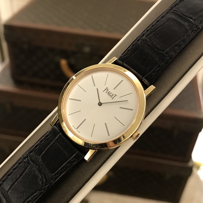 PIAGET 伯爵 ALTIPLANO系列，G0A29120。38毫米表径，18K黄金表壳，白色面盘，手动上弦机械机芯，动力储备43小时。专柜定价：113000元。 单表无附件。