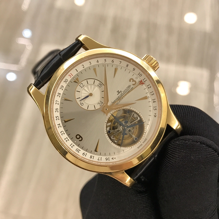 Jaeger-LeCoultre 积家 master 大师系列，Q1652420。41.5毫米表径。18K玫瑰金表壳。银灰色圆形面盘，3、9点位置为阿拉伯数字时标，6点位置陀飞轮装置，12点位置两地时小秒盘，日历显示则为环绕表盘外圈累进刻度显示。自动上弦机械机芯，动力储备48小时。专柜定价650000元。 单表无附件。