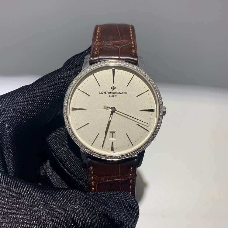 Vacheron Constantin 江诗丹顿 传承系列，85180/000G-9230。40毫米表径，18K白金后加钻表壳，白色面盘，6点位置日期显示，2450 Q6自动上弦机械机芯，动力储备40小时。 单表无附件。