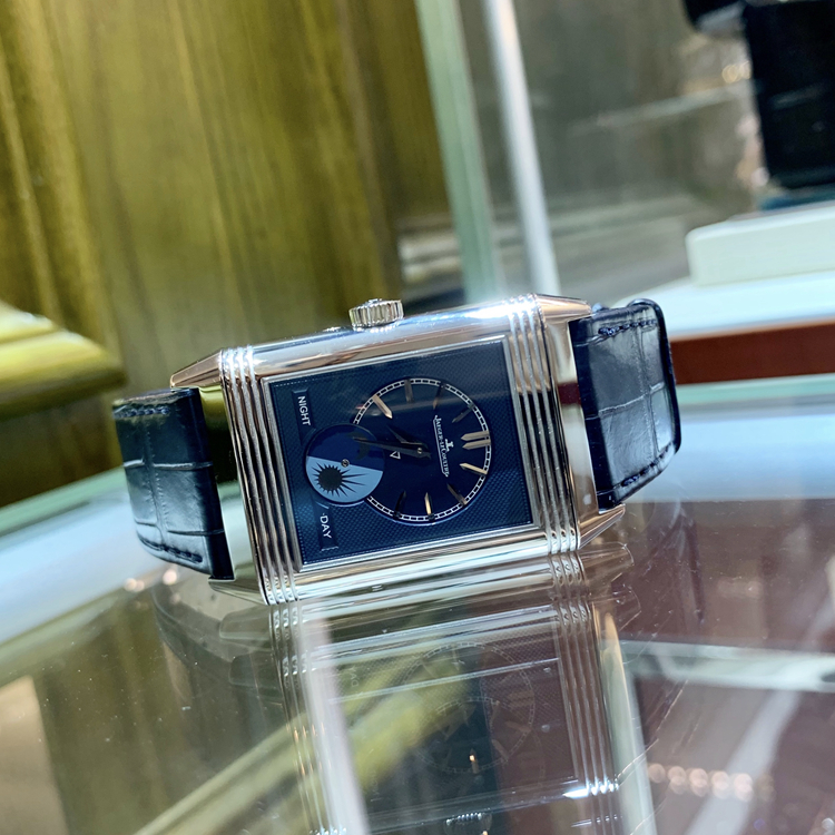 Jaeger-LeCoultre 积家 Reservo 翻转腕表系列，3958420。49.4 X 29.9 毫米表径，精钢方形表壳，银白/蓝色面盘，正面：太妃形指针，镀银粒纹面盘, 镶贴时标。背面：蓝色， 巴黎钉头饰纹扭索饰纹面盘, 镶贴时标，月相显示、双时区、日期显示功能，853A手动上弦机械机芯，动力储备42小时，专柜定价：98500元。 全套附件齐全。