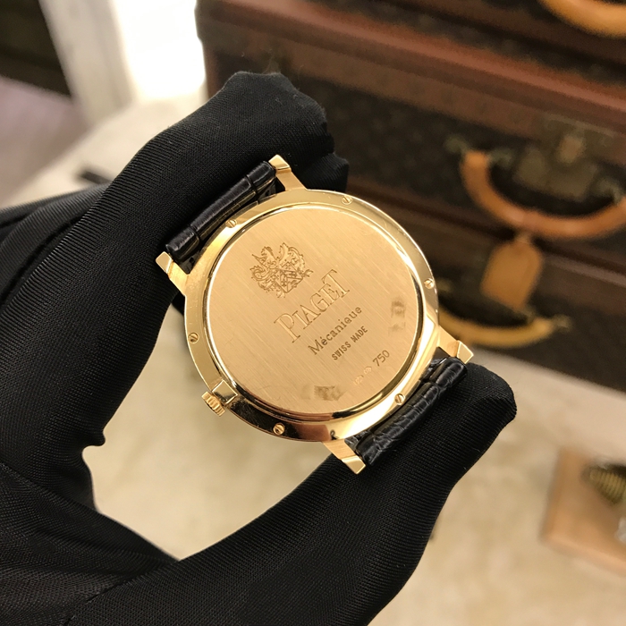 PIAGET 伯爵 ALTIPLANO系列，G0A29120。38毫米表径，18K黄金表壳，白色面盘，手动上弦机械机芯，动力储备43小时。专柜定价：113000元。 单表无附件。