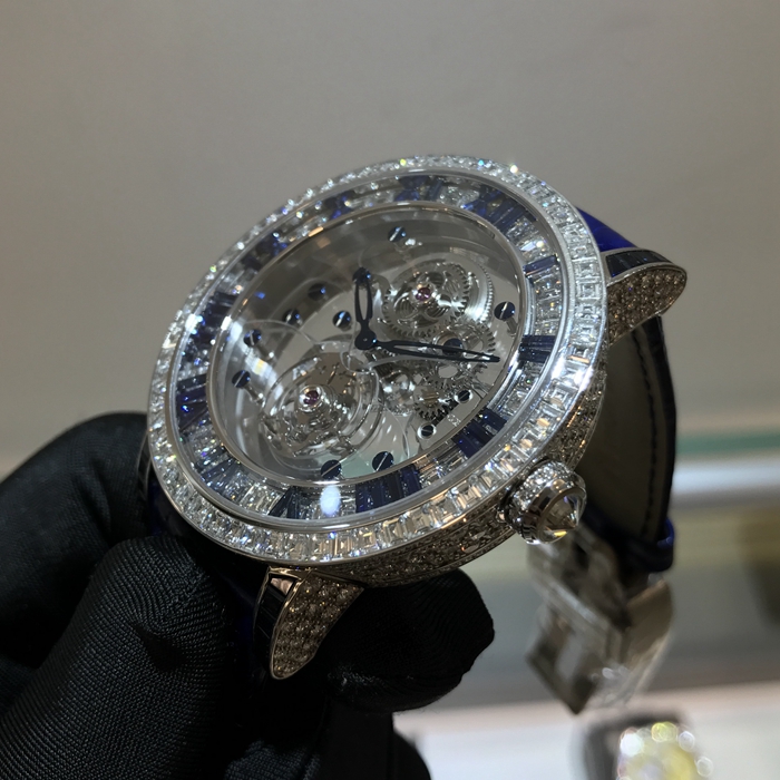 CORUM 昆仑 HERITAGE系列 372.313.69/0F83 0000。46毫米表径，18K白金镶钻表壳，镂空圆形表盘，六点位置陀飞轮装置。CO372手动上弦机械机芯，动力储备90小时。 单表无附件。