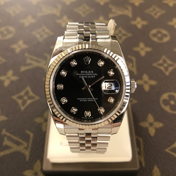 Rolex 劳力士 蚝式恒动系列。116234-J-63200。36毫米表径，18K白金表圈精钢表壳。旋入式底盖及上链表冠。黑色表盘镶有钻石，中央时、分及秒针；瞬跳日历，快速更正；秒针暂停功能以准确调校时间。防反光凸透式放大日历窗。纪念型五排链节表带。旋入式双扣锁双重防水系统。自产3135自动上弦机械机芯，动力储备48小时。专柜定价：77100元。 单表无附件。