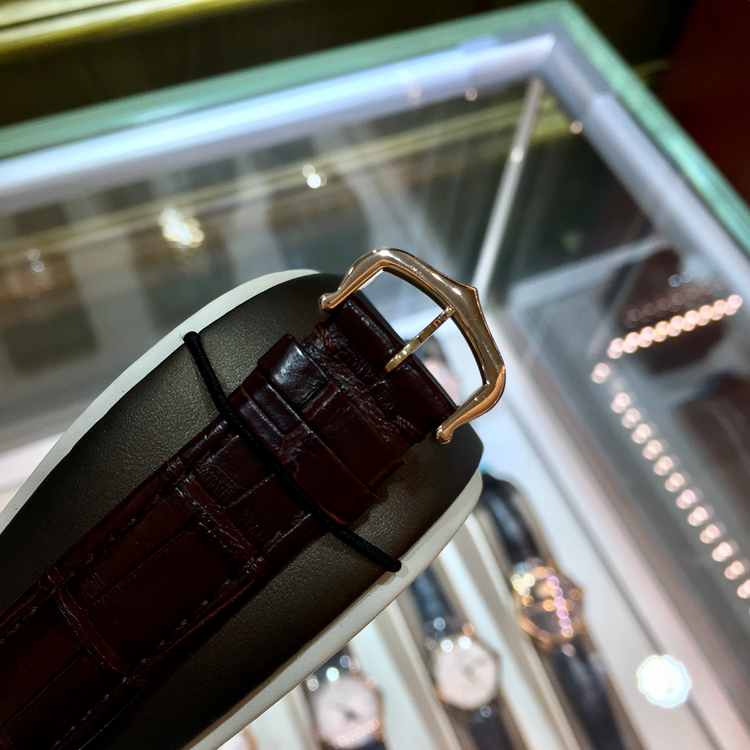 Cartier 卡地亚 Ballon Bleu 蓝气球系列，W6900456。36.6毫米表径，18K玫瑰金表壳，银白色面盘，罗马数字时标，Cal.076自动上弦机械机芯，专柜定价：105000元。 单表无附件。