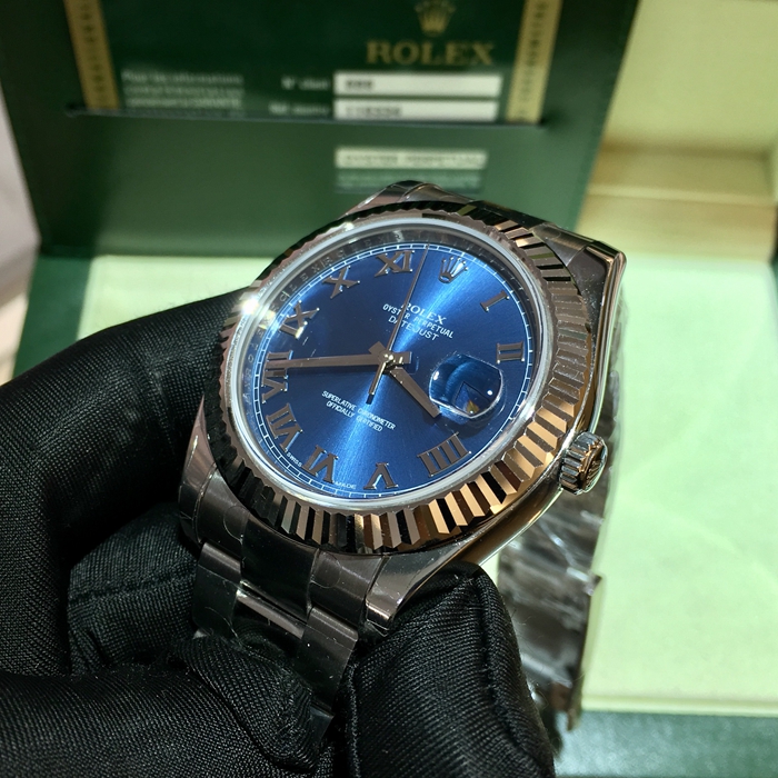 Rolex 劳力士 日志型系列，116334。41毫米表径，18K白金/精钢表壳，深蓝色面盘，罗马数字时标，3点位置日历显示，自产3136型自动上弦机械机芯，动力储备48小时。 未使用品全套附件齐全。