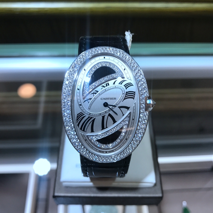 Cartier 卡地亚 Baignoire 浴缸系列，WB520034。44x35.13毫米表径，18K白金镶钻，手动上弦机械机芯，专柜定价：390000元。 单表无附件。