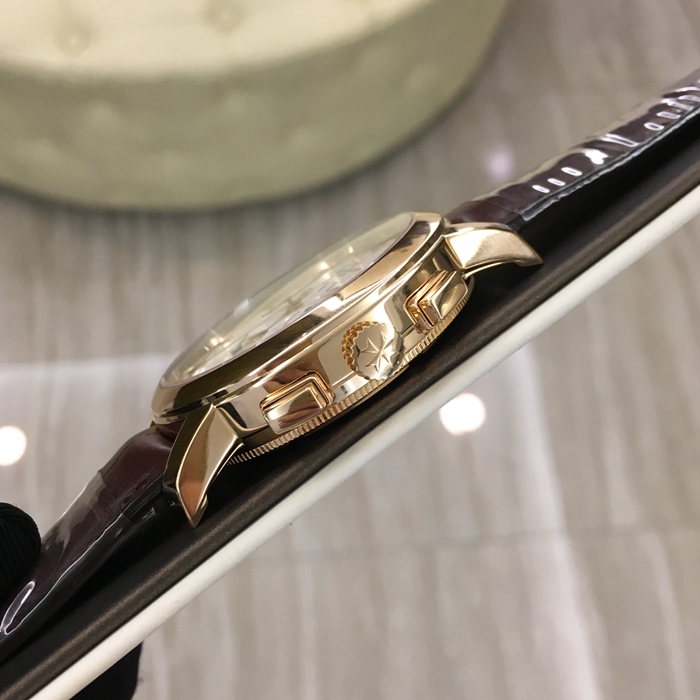 Vacheron Constantin 江诗丹顿 TRADTIONNELLE 传袭系列，47292/000R-9392。43毫米表径。18K玫瑰金表壳，白色圆形表盘，星期、月份月相显示，计时功能手动上弦机械机芯。 单表无附件。