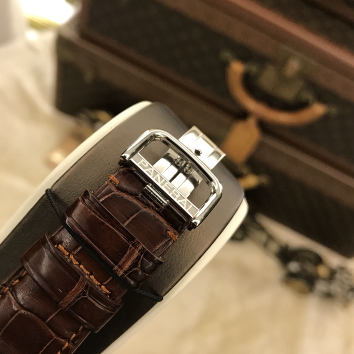 Panerai 沛纳海  限量珍藏款系列，PAM 00214。精钢表壳，45毫米表径，黑色面盘，计时功能自动上弦机械机芯。专柜定价：123500元。 全套附件齐全。