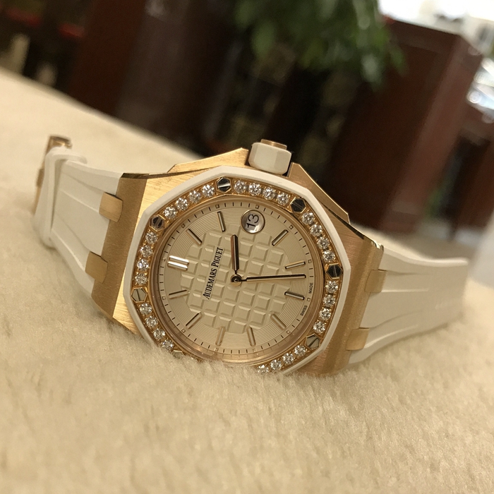Audermars Piguet 爱彼 皇家橡树离岸型系列，67540OK.ZZ.A010CA.01。37毫米表径，18K玫瑰金表壳，白色面盘，三点位置日期显示，精准石英机芯。 全套附件齐全。