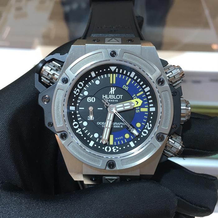 Hublot 宇舶 王者至尊系列，732.NX.1127.RX。48毫米表径，钛金属表壳，黑色面盘，5点位置日期显示，9点位置小秒针，计时功能自动上弦机械机械。专柜定价：153900元。 未使用品全套附件齐全。