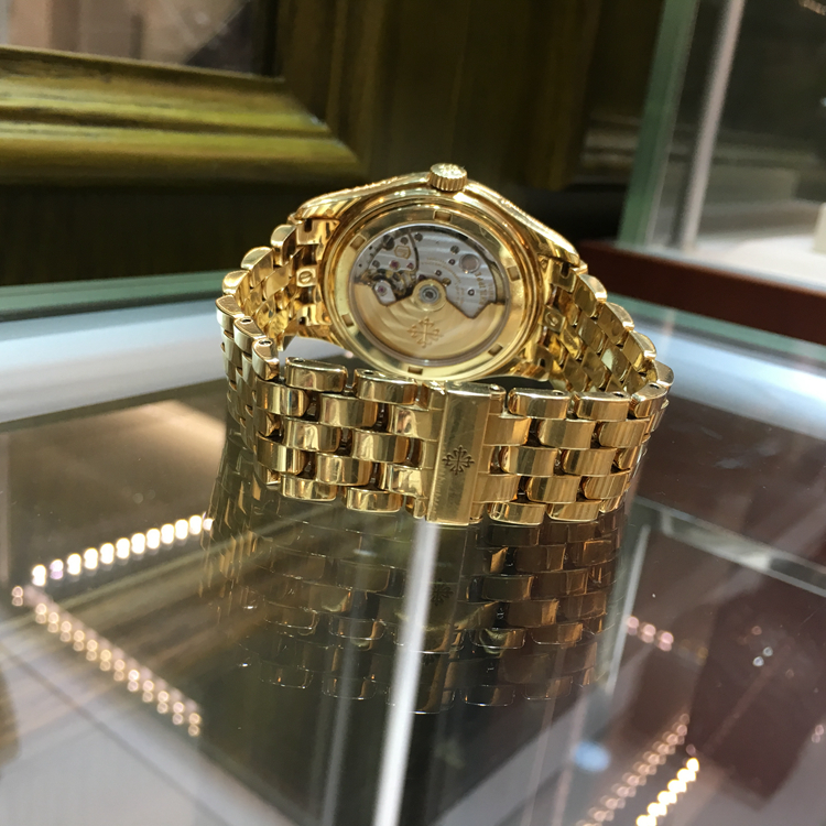 PATEK PHILIPPE 百达翡丽 复杂功能时计系列，5146/1J-001。39毫米表径，18K黄金表壳，米黄色面盘，金质立体时标和字块，中心大秒针。年历功能，指针式星期和月份显示、动力储存显示，视窗式日期显示、月相显示。324 S IRM QA LU自动上弦机械机芯，动力储备45小时。 单表无附件。