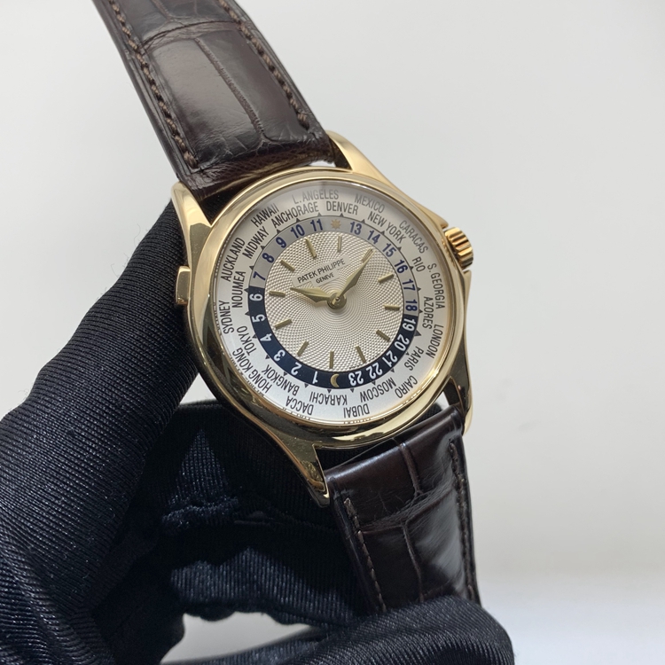 PATEK PHILIPPE 百达翡丽，5110J。37毫米表径，18K黄金表壳，银灰色面盘，月相显示功能，自动上弦机械机芯。 单表无附件。