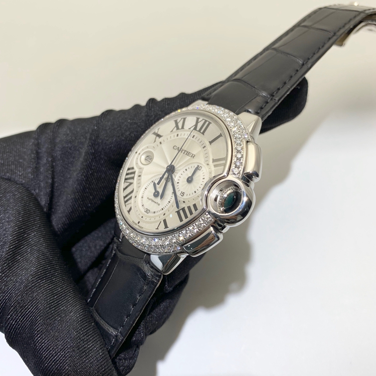 Cartier 卡地亚 Ballon Bleu 蓝气球系列，WE902002。44毫米表径，18K白金原钻表壳，银白色面盘，罗马数字时标，日期显示、计时功能，Cal.8101MC自动上弦机械机芯，专柜定价：355000元。 单表无附件。