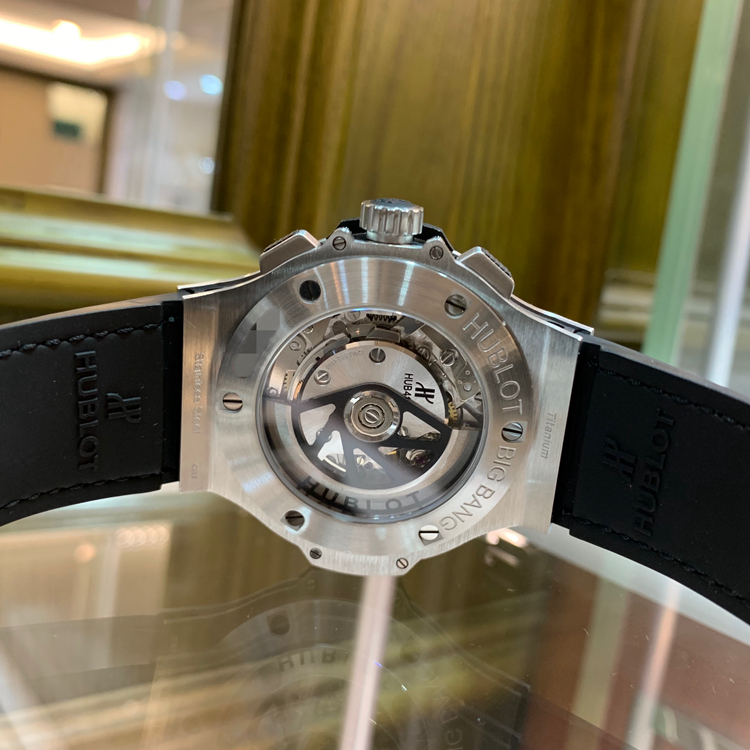 Hublot 宇舶 Bigbang 大爆炸系列，301.SX.1170.RX.1104。44毫米表径，精钢镶嵌114颗钻石，重1.70克拉，附6颗H形钛金属螺丝，哑光黑色表盘，缎面镀铑嵌入式刻度附白色夜光涂层缎面镀铑指针附白色夜光涂层，视窗式日期显示，计时功能，HUB 4100自动上弦机械机芯，动力储备42小时。专柜定价：138400元。 单表无附件。
