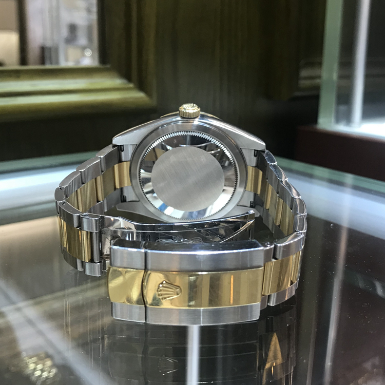 ROLEX  劳力士 SKY-DWELLER系列，m326933-0001。42毫米表径，18黄金三角坑纹双向旋转外圈，香槟色面盘，中央时、分及秒针；偏心24小时盘；第二时区显示；3点钟位置瞬时变更年历及易调日历设定；表盘周边设有12个月份显示窗；秒针暂停功能以准确调校时间，自产9001自动上弦机械机芯，动力储备72小时，专柜定价：129900元。 全套附件齐全。