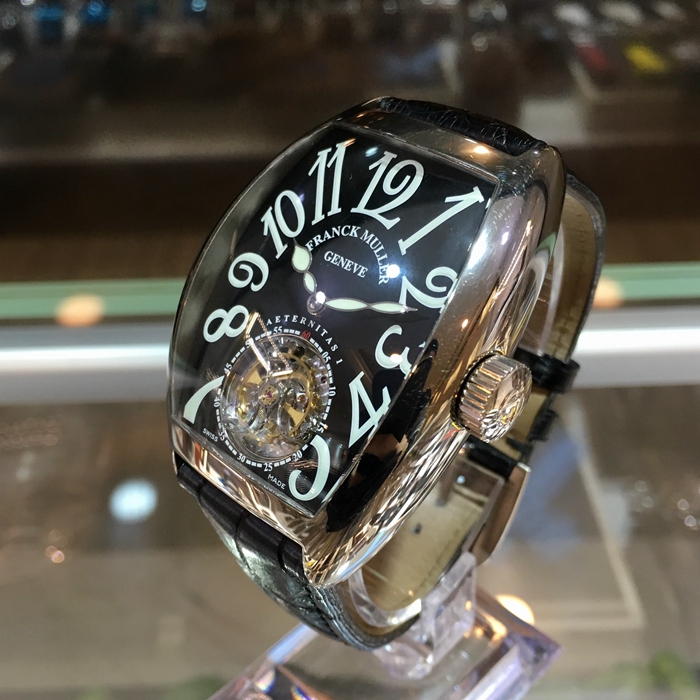 FRANCK MULLER 法兰克穆勒 GRAND COMPLICATIONS系列，8888 T。38.2x57.6毫米表径，18K白金表壳，黑色酒桶型面盘白字，6点位置镂空陀飞轮装置，FM3400背透手工雕花自动上弦机械机芯，动力储备192小时。 全套附件齐全。