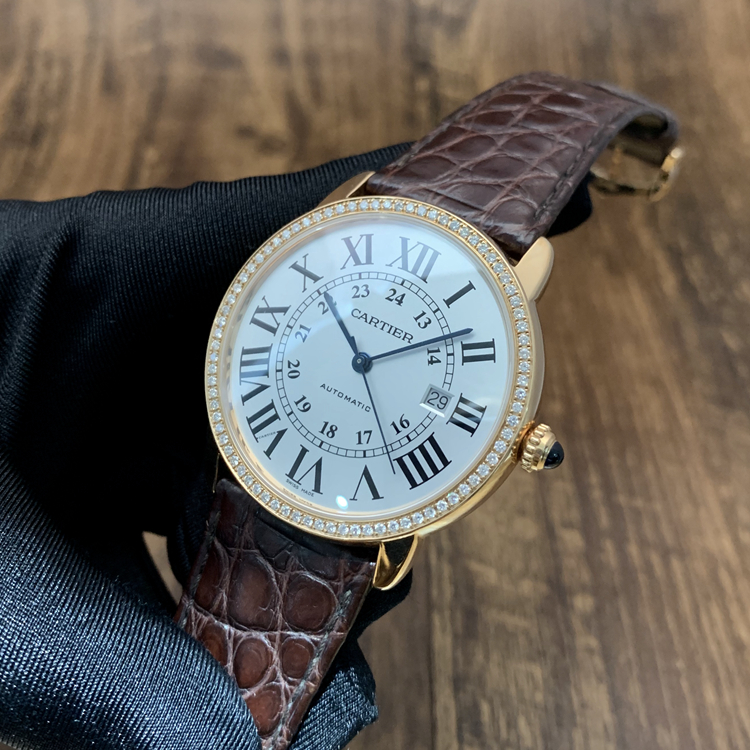 CARTIER 卡地亚 ROTONDE DE CARTIER系列，W6701009。42毫米表径，18K玫瑰金后加钻表壳，银白色面盘，3点位置日期显示，罗马数字时标，自动上弦机械机芯。 单表无附件。