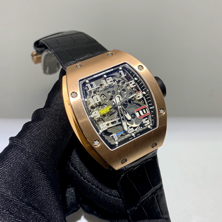 RICHARD MILLE 理查德米勒 男士系列，RM 029。47.5*38.5毫米表径，18K玫瑰金表壳，镂空酒桶型面盘，四点位置日期显示，自动上弦机械机芯。 单表无附件。