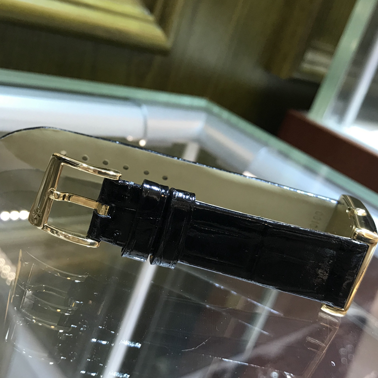 Vacheron Constantin 江诗丹顿 1972系列，25521/000J-9114。23.4毫米表径，18K黄金原钻表壳，银白色面盘，精准石英机芯，专柜定价：187000元。 单表无附件。