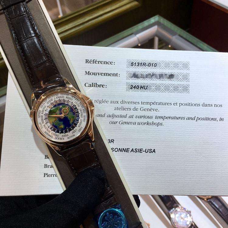 PATEK PHILIPPE 百达翡丽 复杂功能时计系列，5131R-010。39.5毫米表径，18K玫瑰金表壳，表盘中心装饰掐丝珐琅图案，世界时间，24个时区的24小时与昼/夜显示，240 HU自动上弦机械机芯，动力储备48小时。 单表附保卡。