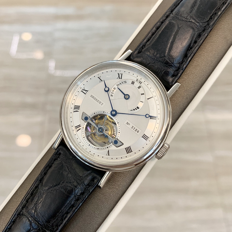 Breguet 宝玑 经典复杂系列，5317PT/12/9V6。39毫米表径，PT950铂金表壳，银灰色面盘，罗马数字时标，6点位置为陀飞轮装置，12点位置为动力储备装置，Cal.587DR自动上弦机械机芯，动力储备120小时，专柜定价：1089700元。 单表无附件。